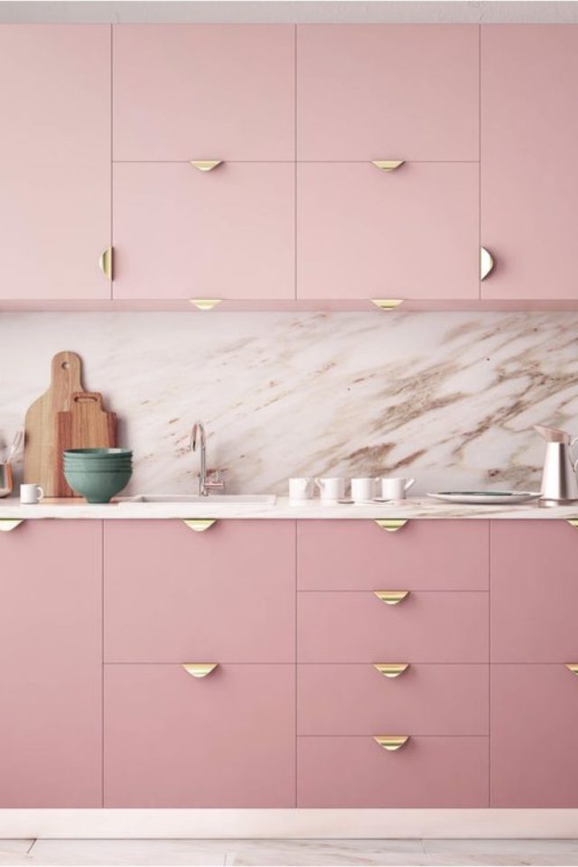 decor cuisine couleur rose exemple façade de meuble moderne et coloré crédence marbrée