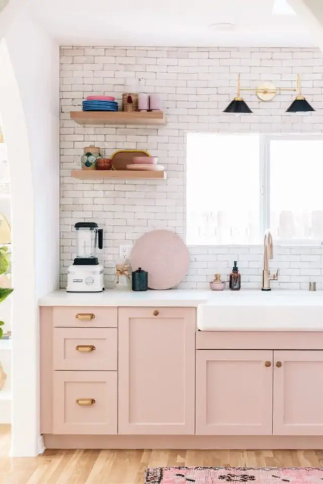 decor cuisine couleur rose exemple crédence mur blanc étagère bois espace lumineux féminin et élégant