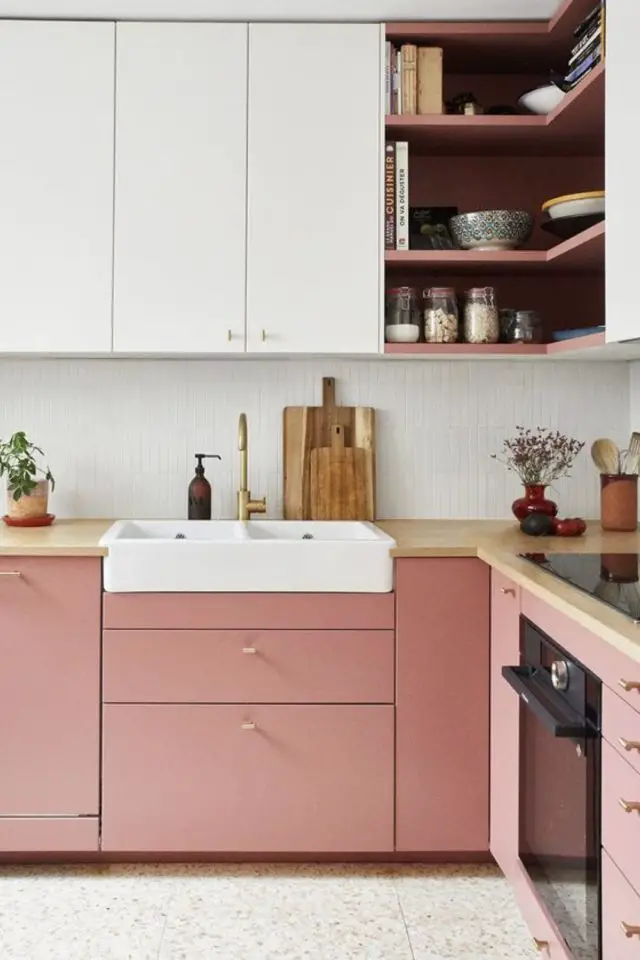 decor cuisine couleur rose exemple blanc et rose poudré plan de travail en bois niche rangement mur chic moderne