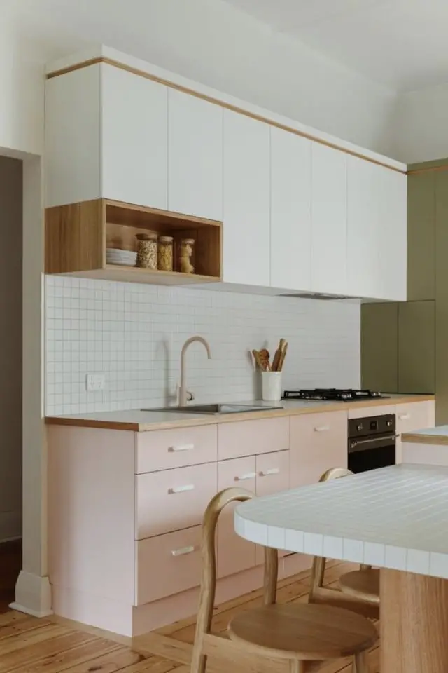 decor cuisine couleur rose exemple en linéaire deux couleurs nude et blanc bois niche moderne pratique beaucoup de rangements