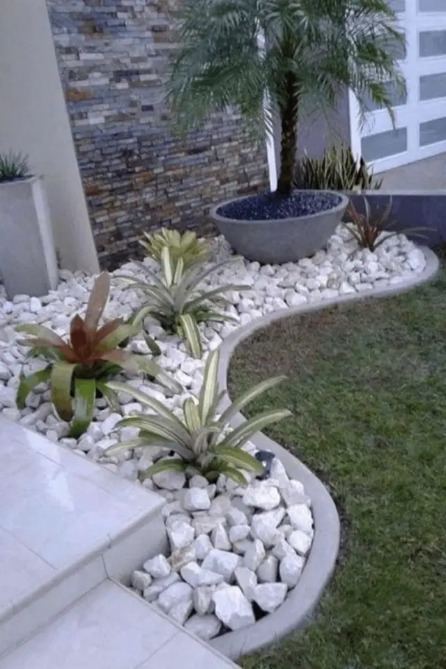 decor jardin devant maison exemple petit parterre galets blancs et gris plantes esprit minimaliste juste à côté de la porte d'entrée