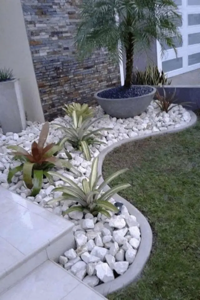 Terrasse aménagée avec parterre de fleurs  Amenagement jardin, Décoration  jardin extérieur, Jardin exterieur