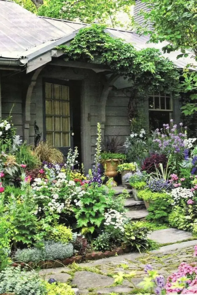 decor jardin devant maison exemple cottage anglais escaliers massif floral coloré verdoyant