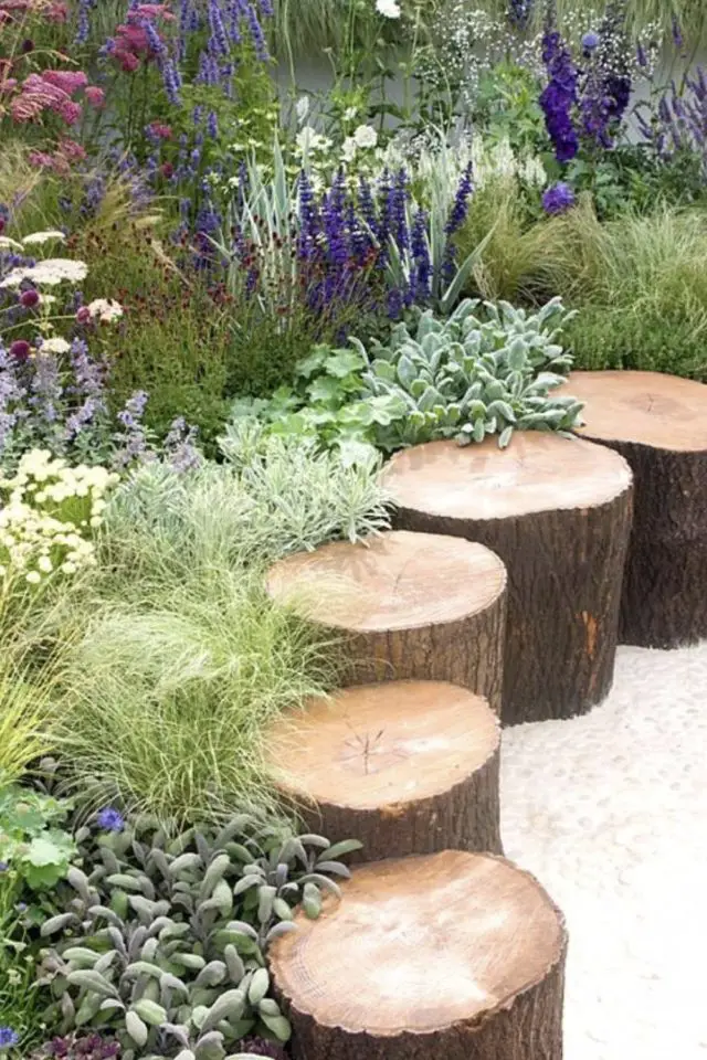 decor jardin devant maison exemple délimitation bordure allée rondin de bois plantes vertes extérieures