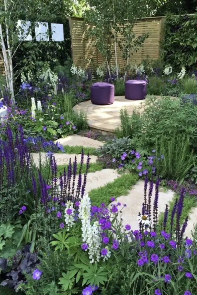 decor jardin devant maison exemple jeu de couleurs plantes et fleurs vert blanc et violet allée dalle et gazon