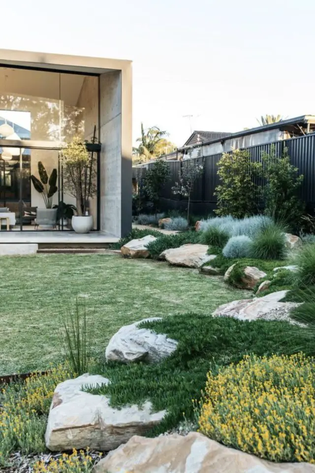 decor jardin devant maison exemple grosses pierres végétation maritime plantes sauvages