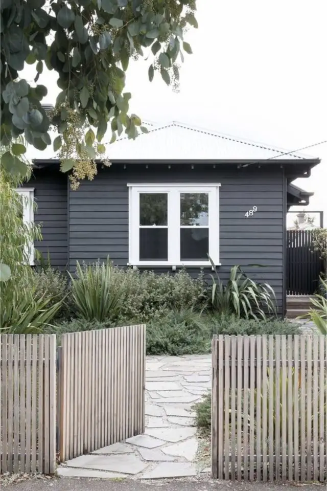 decor jardin devant maison exemple simplicité plante allée clôture bois moderne minimal