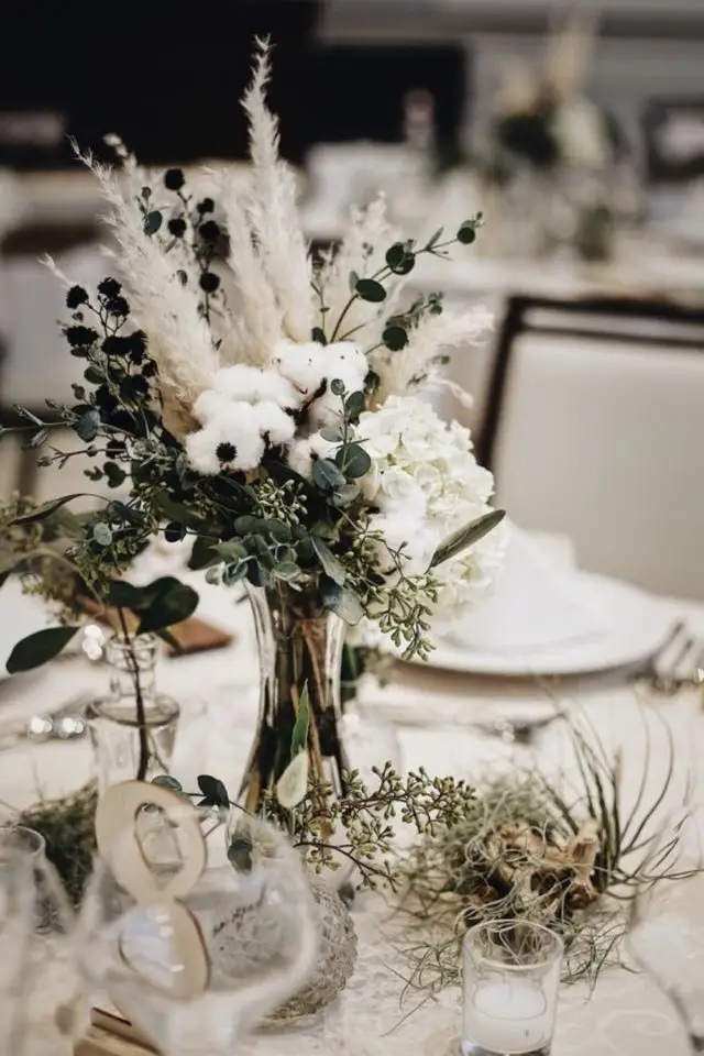 decor mariage nature chic plantes fleurs petit bouquet renoncule herbe de pampa table élégante