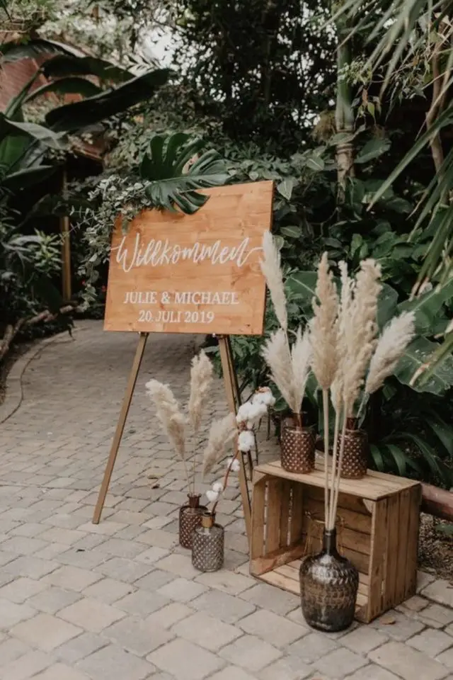 decor mariage nature chic plantes fleurs panneau de bienvenue herbe de pampa vases vintage caisse en bois
