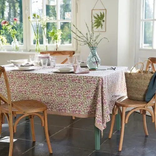decor table printemps la redoute Nappe en coton lavé mauve blanc et vert fleuri