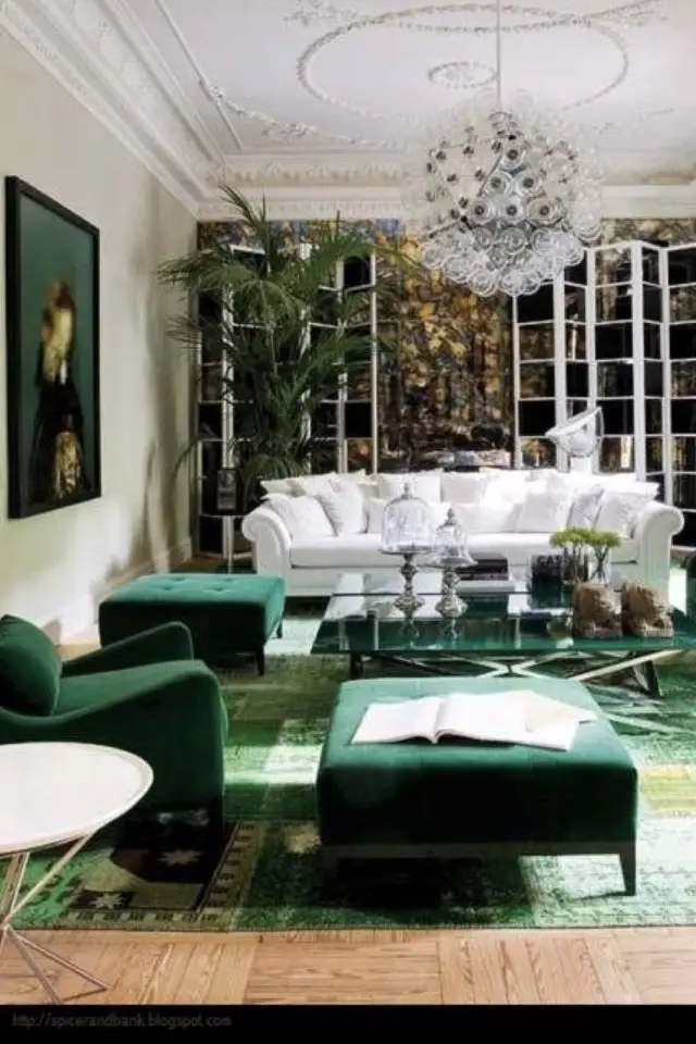 decoration interieur couleur vert franc exemple meuble salon séjour fauteuil pouf repose pied velours tapis associé au blanc