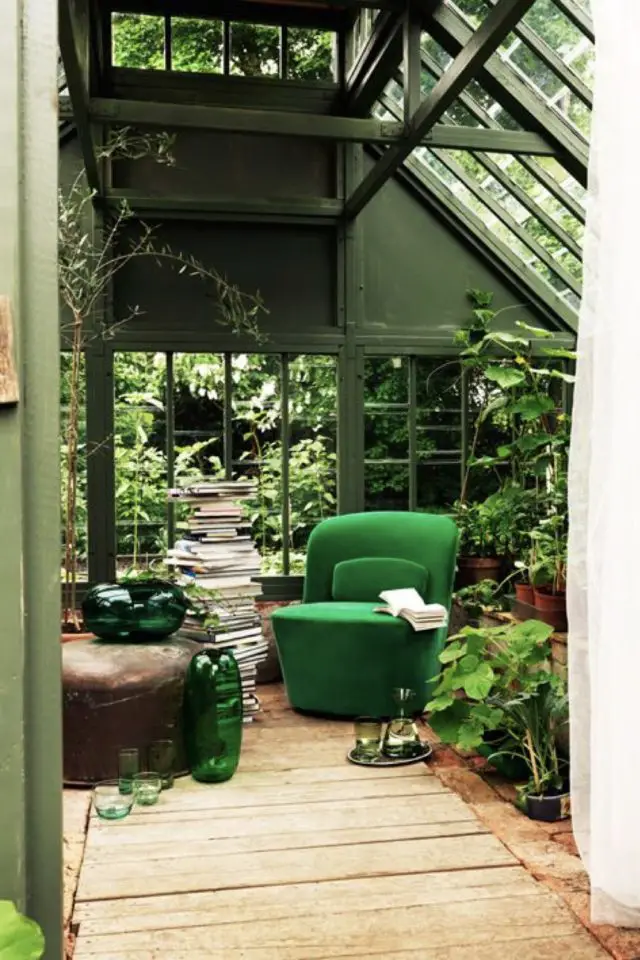 decoration interieur couleur vert franc exemple jardin d'hiver monochromatique olive émeraude plantes vertes baie vitrée extérieur jardin