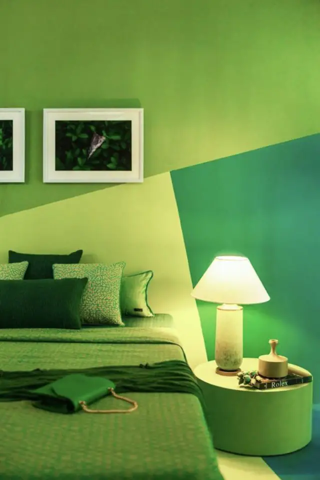 decoration interieur couleur vert franc exemple peinture murale différentes nuances géométrique pop chambre à coucher linge de lit