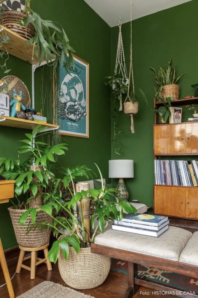 decoration interieur couleur vert franc exemple vintage mobilier mid century modern bois sombre verni bibliothèque peinture salon plantes vertes