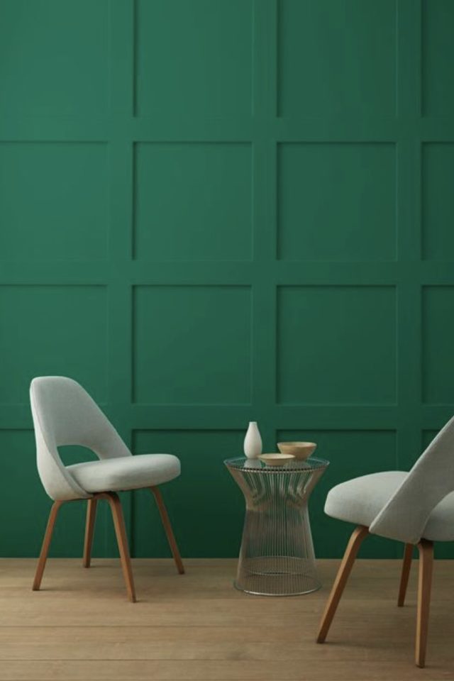 decoration interieur couleur vert franc exemple décor mural classique moulure bois géométrique peinture meuble scandinave gris fauteuil table basse or