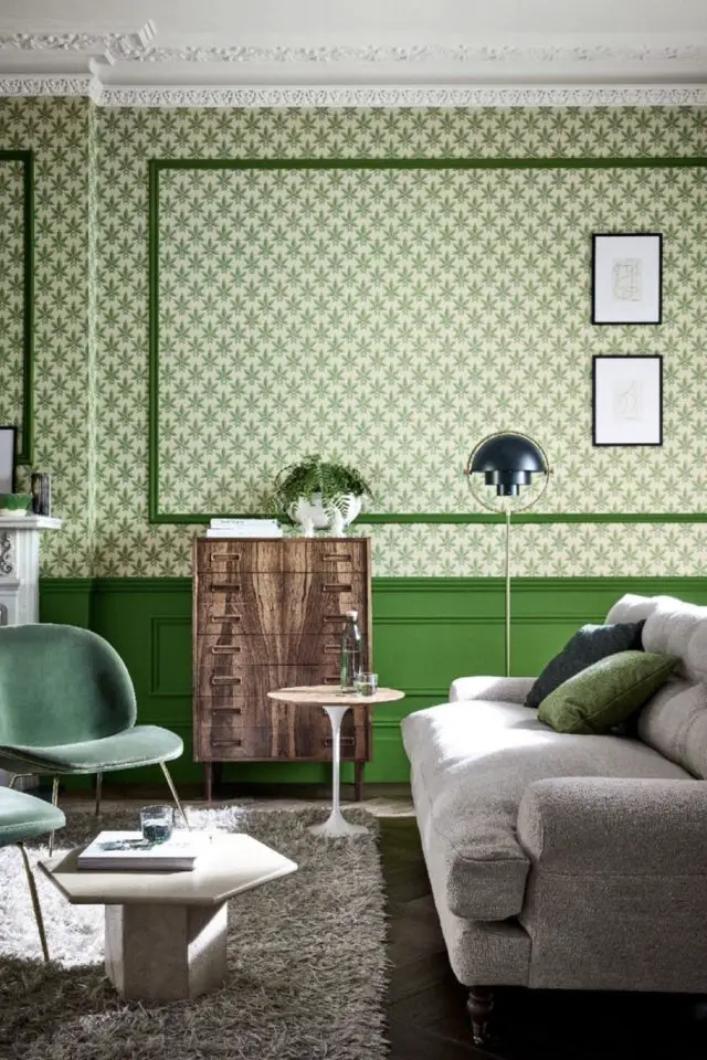 decoration interieur couleur vert franc exemple soubassement et papier peint salon classique chic modern esprit cottage anglais meuble en bois canapé gris clair