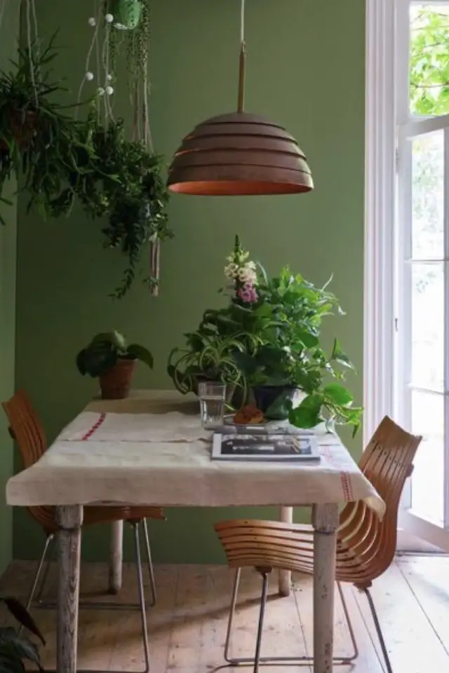 decoration interieur couleur vert franc exemple salle à manger ambiance naturelle cottage anglais luminaire en rotin plantes verte nappe en lin