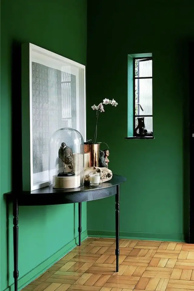 decoration interieur couleur vert franc exemple peinture entrée monochrome console arrondie demi-cercle noir chic objet décoratif tableau 