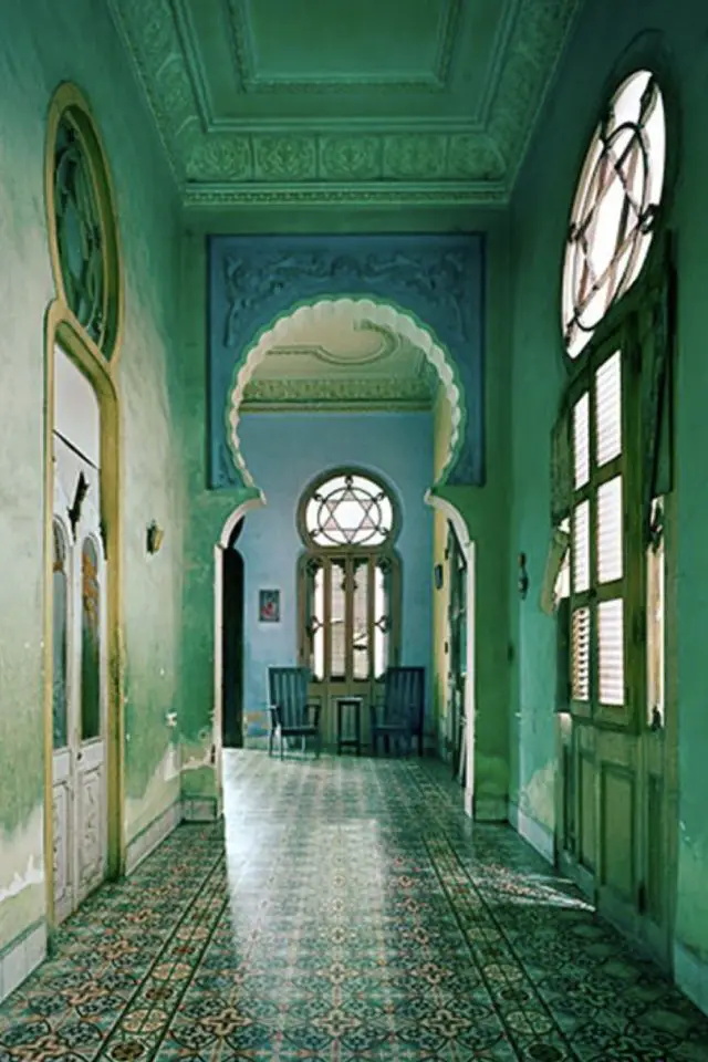 decoration interieur couleur vert franc exemple chic élégant couloir entrée arche orientalisme classique chic