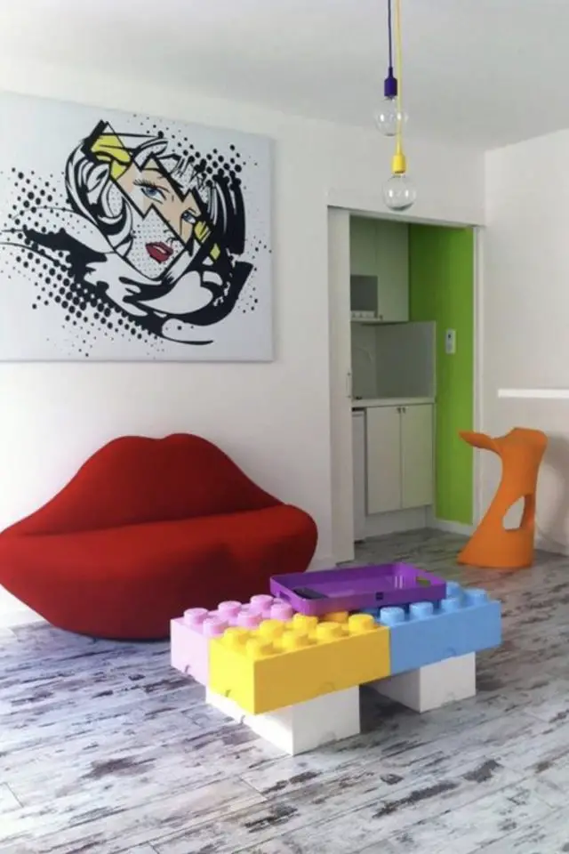 decoration interieure inspiration pop art moderne canapé rouge lèvre bouche table en Lego couleur 