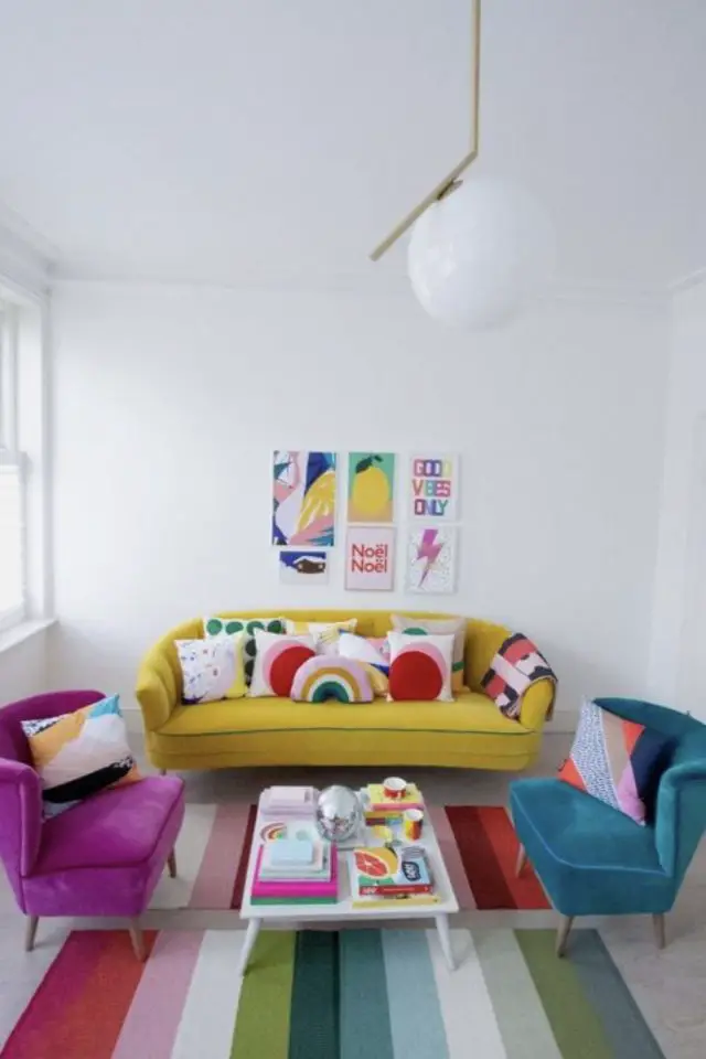 decoration interieure inspiration pop art moderne salon mur blanc canapé jaune fauteuil violet et bleu couleur
