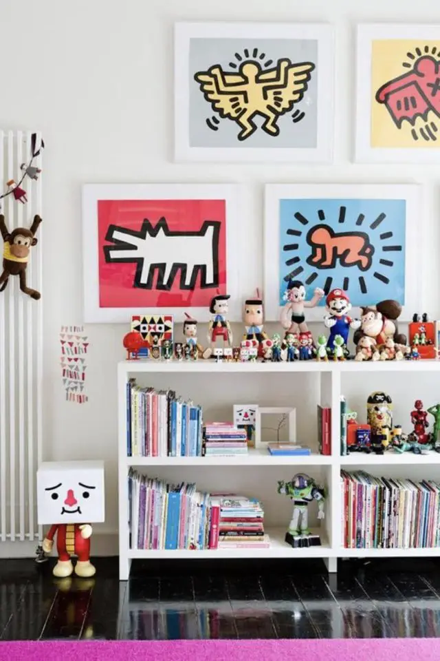 decoration interieure inspiration pop art moderne collection jouets vintage bibliothèque blanche poster keith Haring
