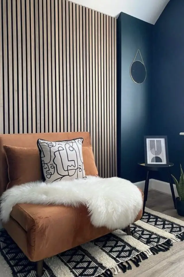 decoration mur accent salon moderne élégant chic tasseaux de bois verticaux peinture bleu nuit sourd foncé fauteuil design