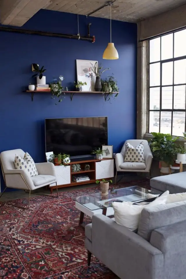 decoration mur accent salon bleu marine facile à faire peinture mur meuble télévision près de la fenêtre