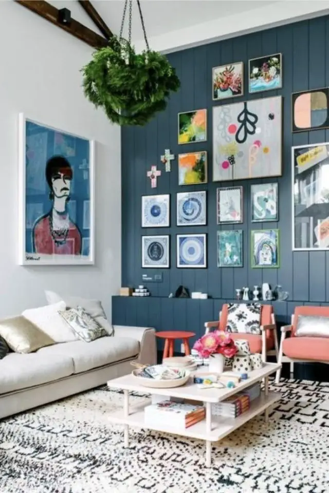 decoration mur accent salon peinture bleu ton sur ton relief moulure galerie de cadres intérieur moderne