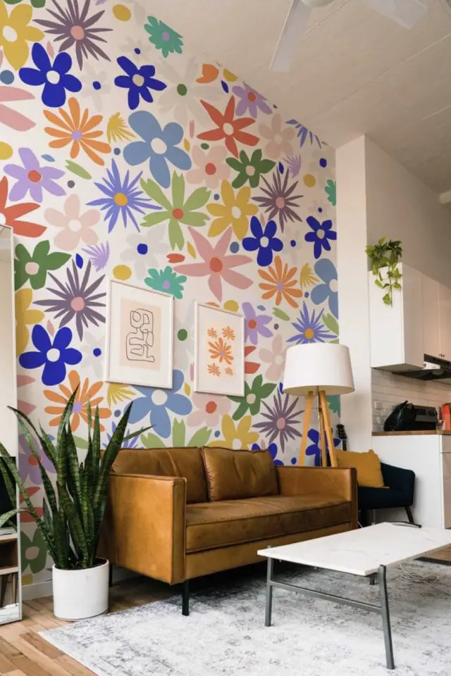 decoration mur accent salon papier peint fresque florale colorée derrière canapé en cuir décor moderne