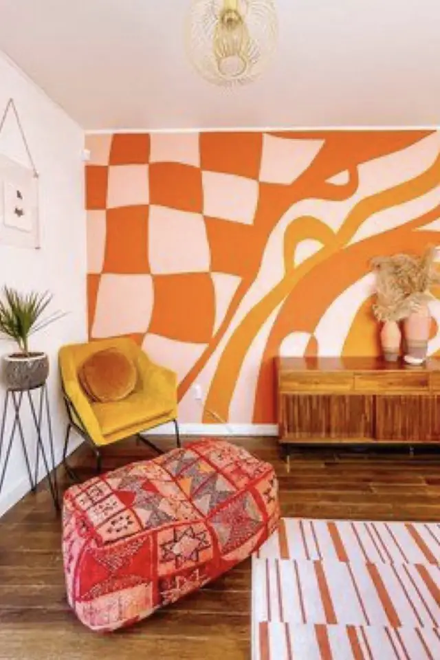 decoration mur accent salon motif peint original orange meuble vintage dominante blanc