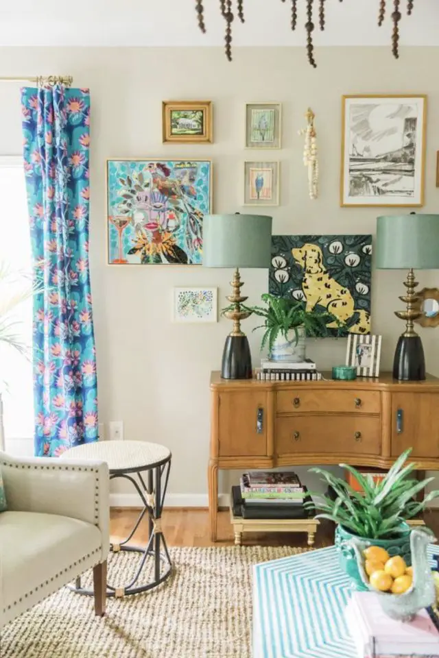 decoration salon sejour ambiance printemps rideaux à motifs bleu buffet en bois lampe à poser verte déco mur cadres affiches