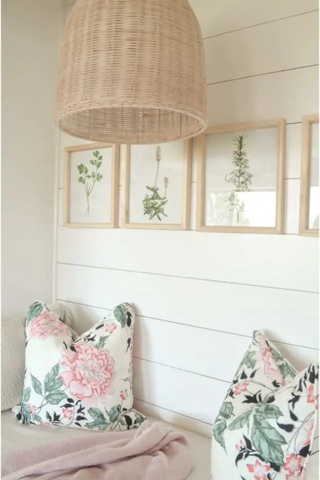decoration salon sejour ambiance printemps housse de coussin motif floral cadre affiche plantes botanique luminaire en rotin