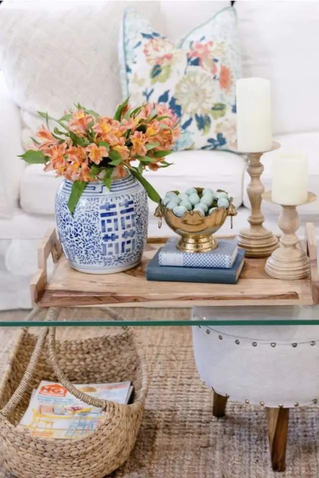 decoration salon sejour ambiance printemps détails déco table basse vase en porcelaine bleu fleurs coupées orange livre bougies