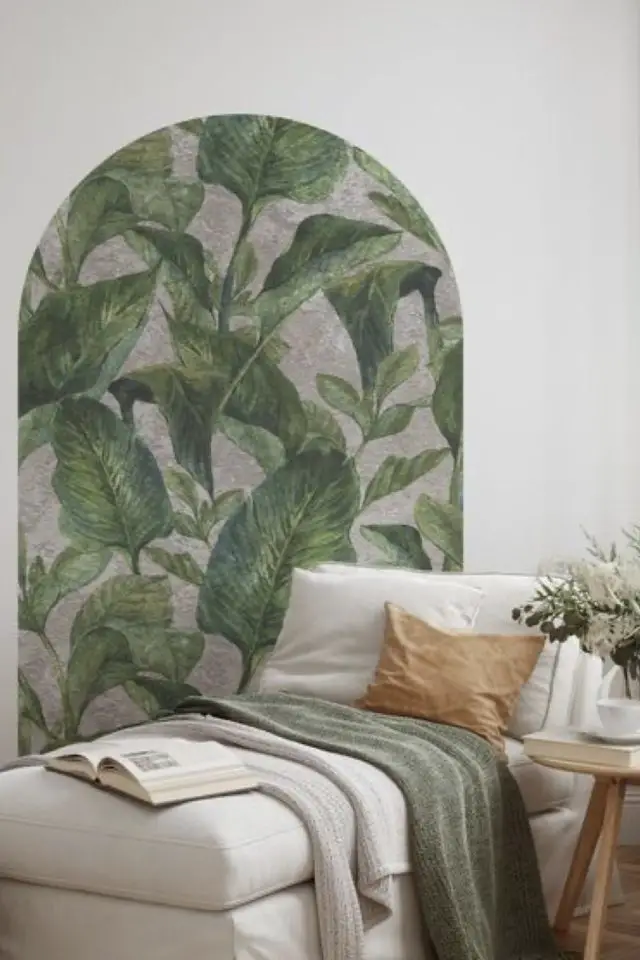 decoration salon sejour moderne couleur vert arche murale papier peint tropical décor moderne méridienne plaid vert sauge coussin caramel