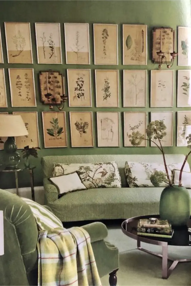 decoration salon sejour moderne couleur vert ton sur ton canapé et peinture mur affiches anciennes encadrées botanique plantes vert olive