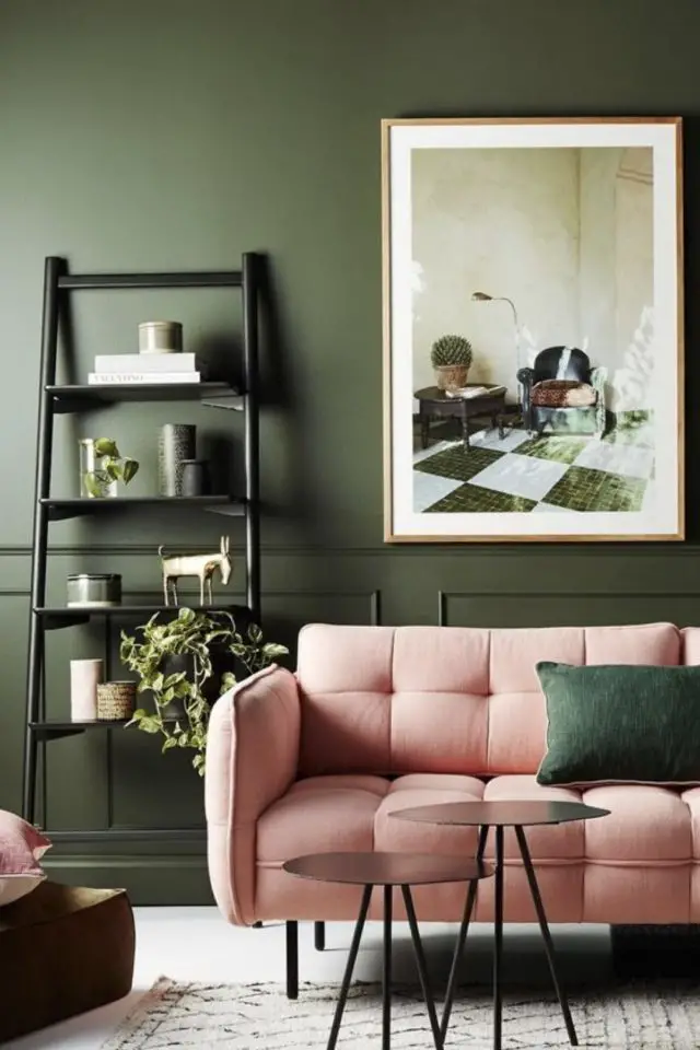 decoration salon sejour moderne couleur vert sourd foncé élégant canapé rose printemps moderne