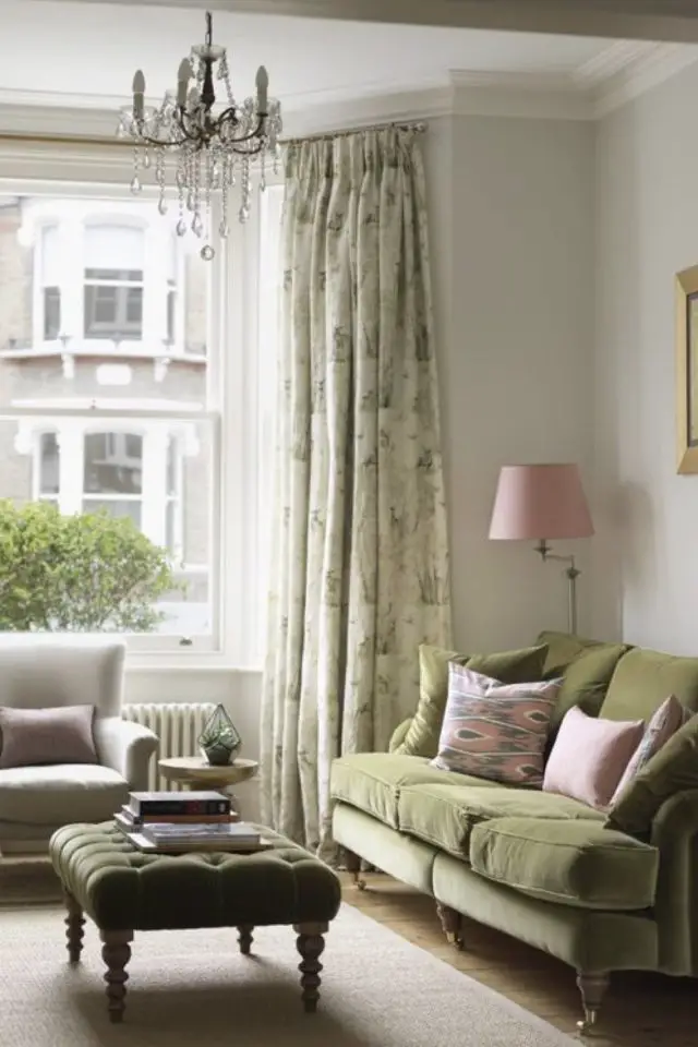 decoration salon sejour moderne couleur vert cananpé en velours  appartement blanc détails textiles roses
