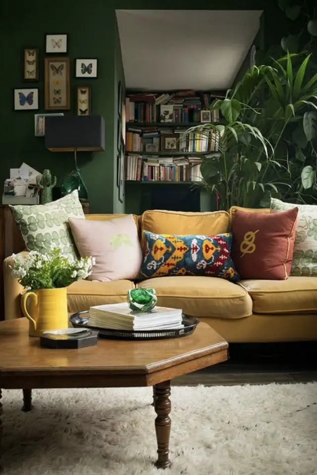 decoration salon sejour moderne couleur vert peinture émeraude chic canapé jaune