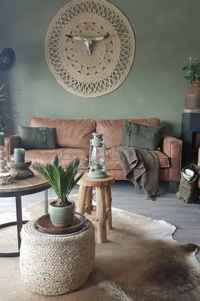 decoration salon sejour moderne couleur vert bohème chic nature peinture toile de jute tapis mur canapé en cuir naturel