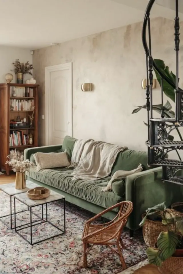 decoration salon sejour moderne couleur vert canapé coloré cosy en velours mur papier peint trash wall escaliers en colimaçon