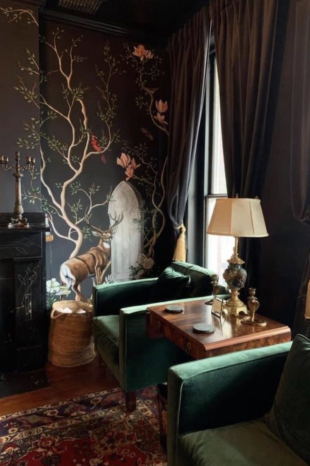 decryptage deco style hipstorique salon sombre papier peint floral animaux fauteuil velours vert lampe ancienne pièce de vie