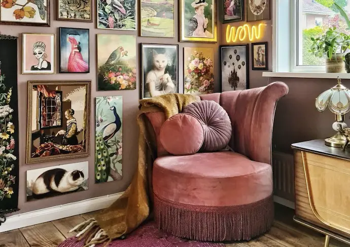definition style deco hipstorique mélange ancien moderne vintage fauteuil velours rose, meuble années 60 galerie murale cadres tableau miroir