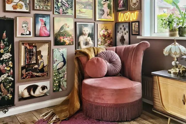 definition style deco hipstorique mélange ancien moderne vintage fauteuil velours rose, meuble années 60 galerie murale cadres tableau miroir