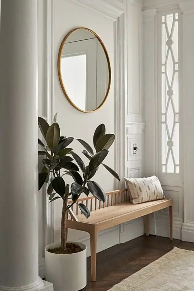 details deco entree exemple banc en bois coussin plante figuier miroir rond laiton doré élégant