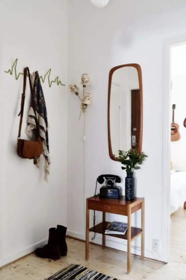 details deco entree exemple miroir vintage en bois applique murale métal design téléphone ancien vase noir simple et chic