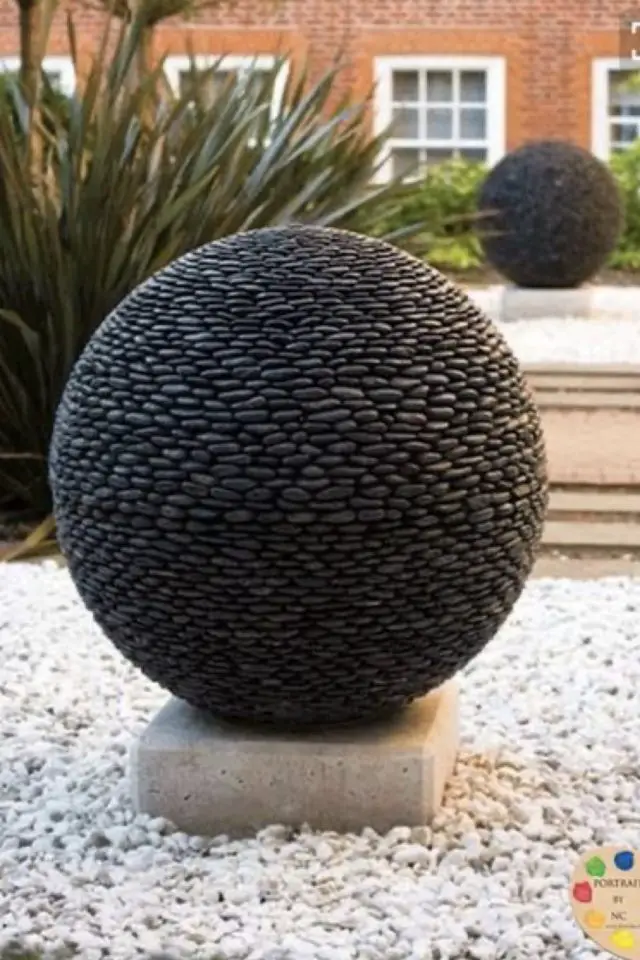 diy creatif jardin beton sculpture ballon rond galet déco extérieure