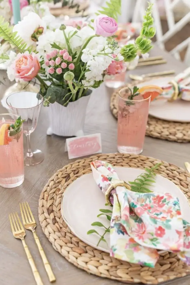 exemple decor table printemps verre coloré rose serviette motif floral dessous set de table fibre tressée