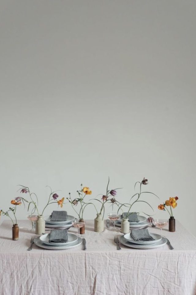 exemple decor table printemps moderne uni couleur pastel petites fleurs des champs