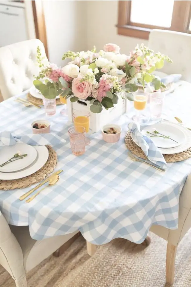 exemple decor table printemps nappe ronde quadrillée bleu et blanc pastel bouquet fleur rose vert